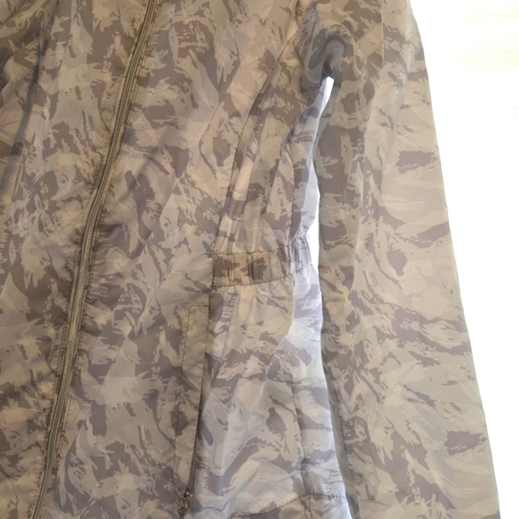 New Balance White Grey Camo Mesh Wind Rain Jacket Medium - Picture 4 of 7